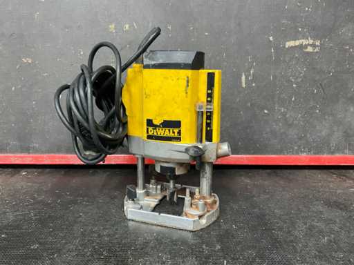 Routeur DeWalt DW614