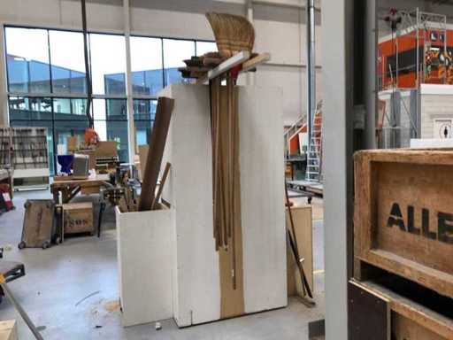 Kast met bezems en voorraad