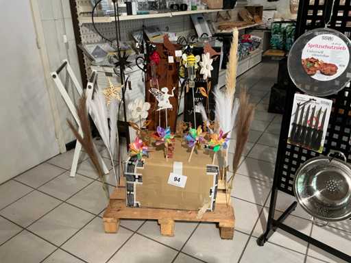 Diverses décorations de jardin - piquets, pluviomètres...