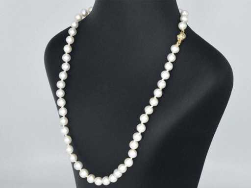 Parelsnoer met gouden sluiting en diamant
