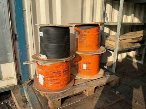 Un amestec de cabluri plate și ulei-flex (4x)