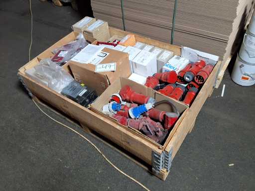   Palette mit Elektroinstallationsmaterial Hager + OBO