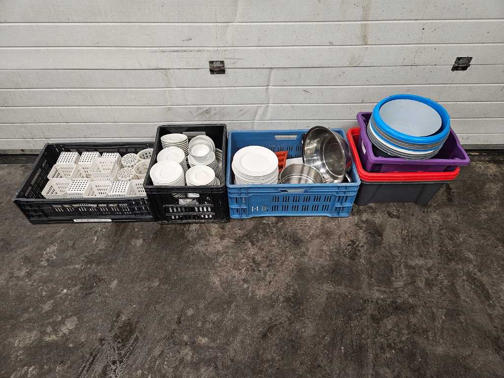 Batch of miscellaneous crockery and other kitchen utensils approx. 200 pieces
