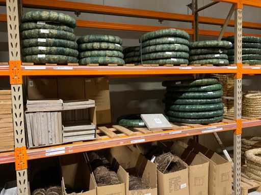 Varie ghirlande, portabouquet e vassoi