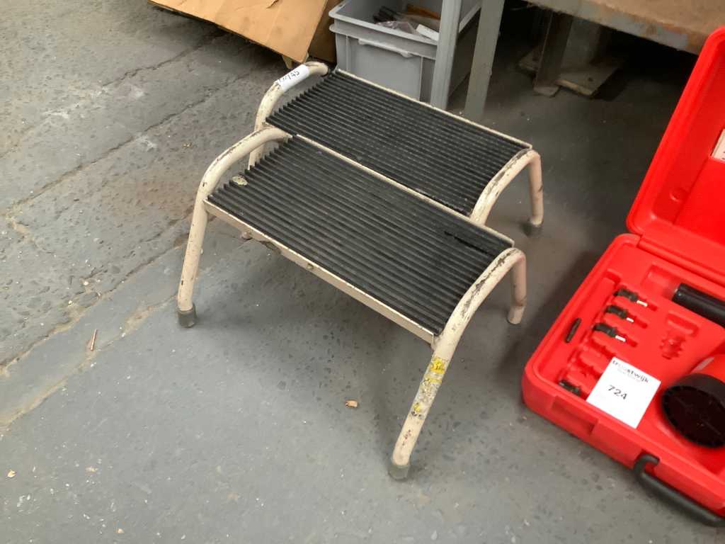 Step stool (2x)