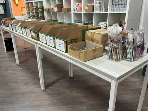 Diverse beautyproducten en nailart