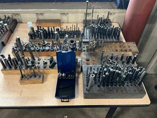 Chargenbohren und Fräsen