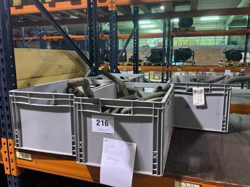 Mann: Verschiedene Kühlmittelleitungen