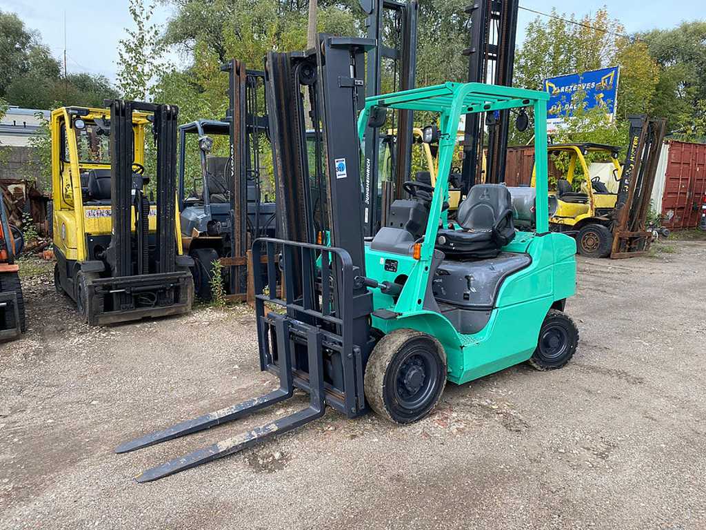 Various forklift trucks, containers