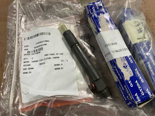 Volvo 848228 Engine fuel system component (2x)