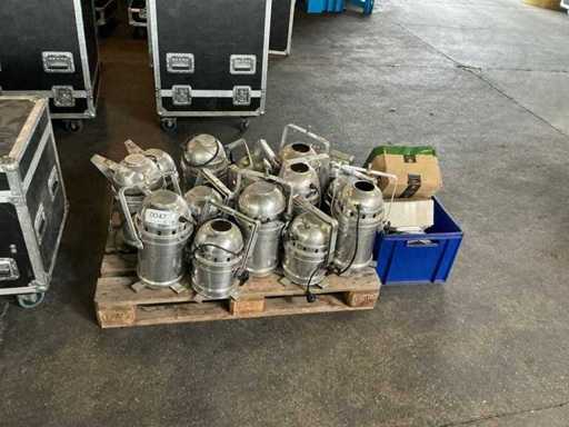 Un lot mixt de reflectoare și accesorii Par 64