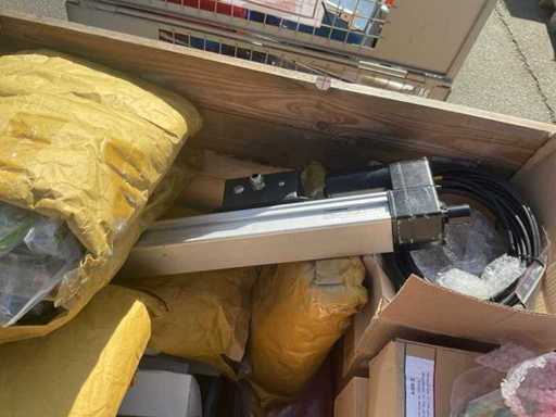 Różne urządzenia operacyjne – np. elektryczny cylinder podnoszący, różne kable