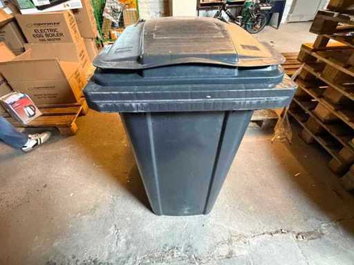 Grande poubelle en plastique avec couvercle