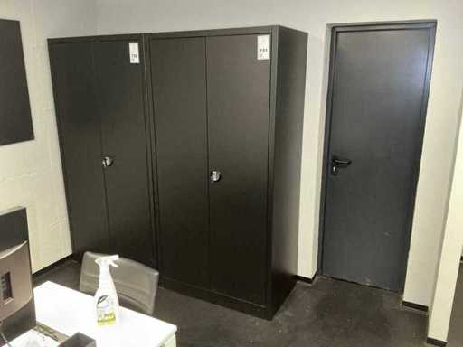 Kledingkast met inhoud