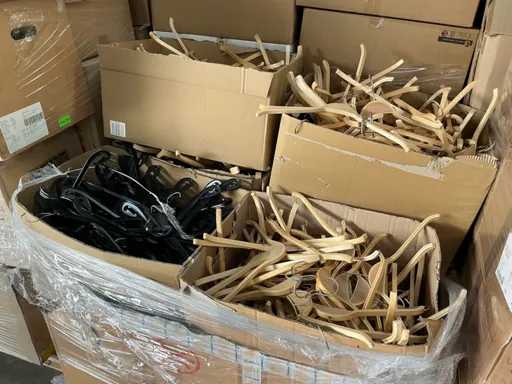 Clothes hanger, 30 pallets