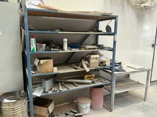 Metalllagerregal mit Inhalt