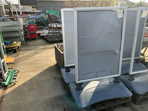 Indicatoare pe trotuar (2x)