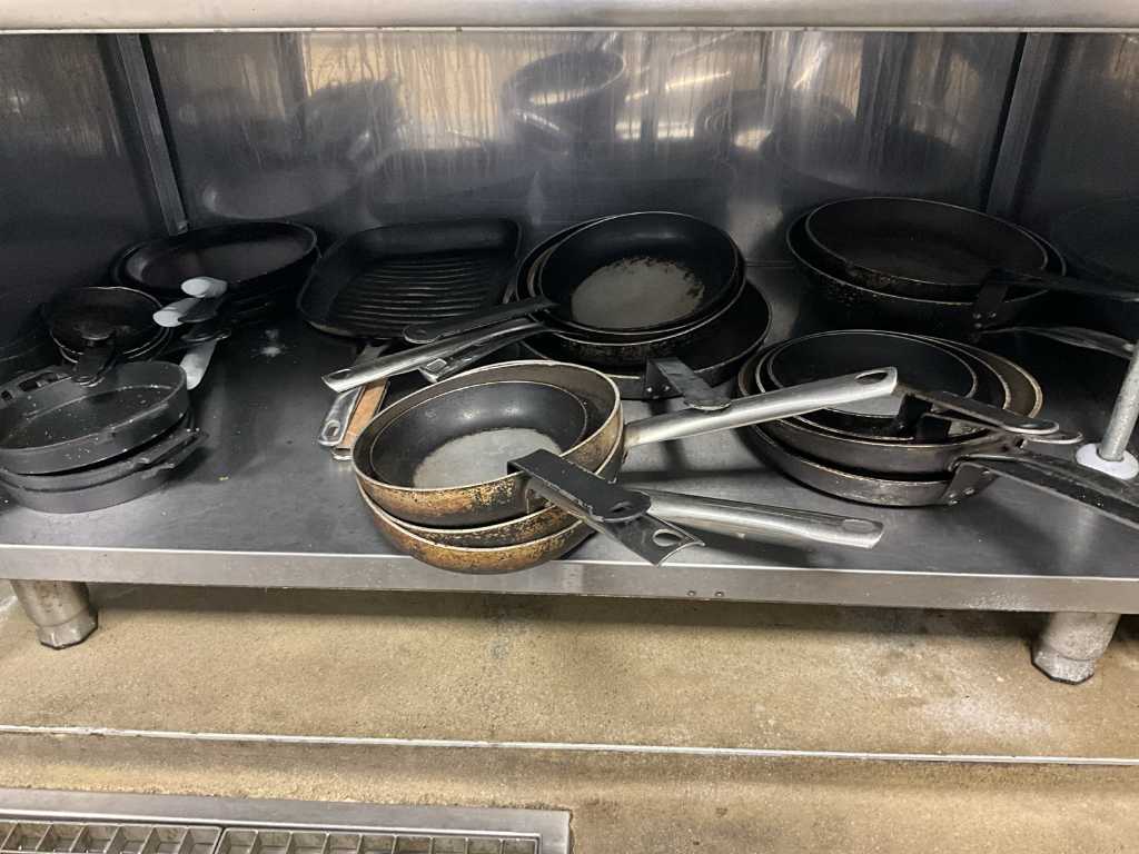 Approx. 28 various saucepans and 3 frying dishes