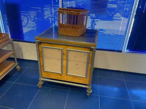 Mobile sales cabinet with baguette basket