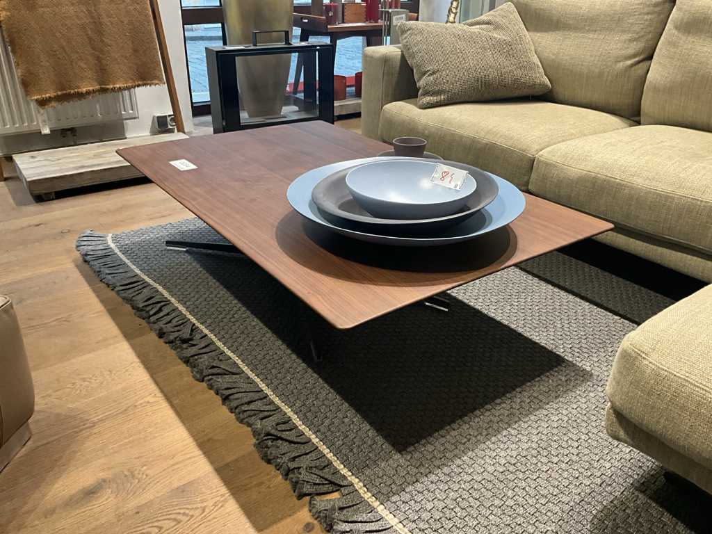 Flexform Flexform coffee table with decoration