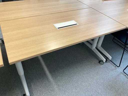 Steelcase Inklapbare mobiele tafel met kabeldoorvoer (2x)