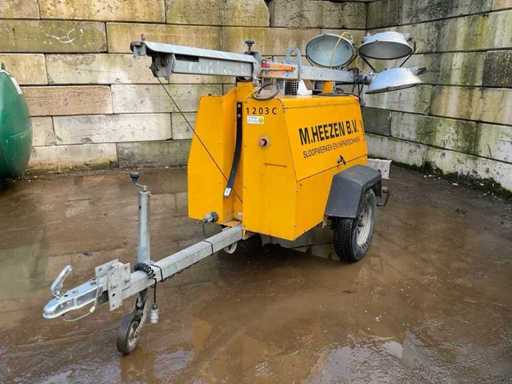 Remorque à poteau lumineux