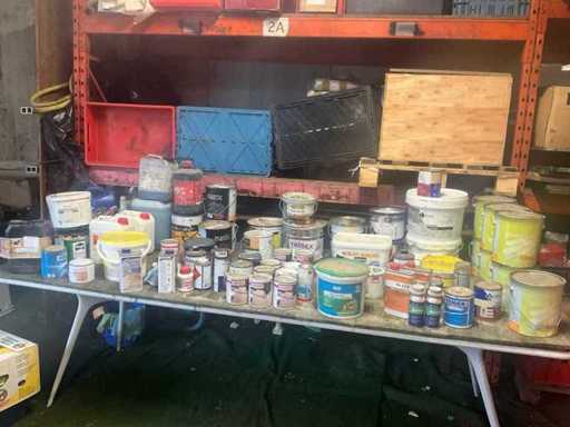 Gemengd lot verf, verdunners en bouwchemicaliën