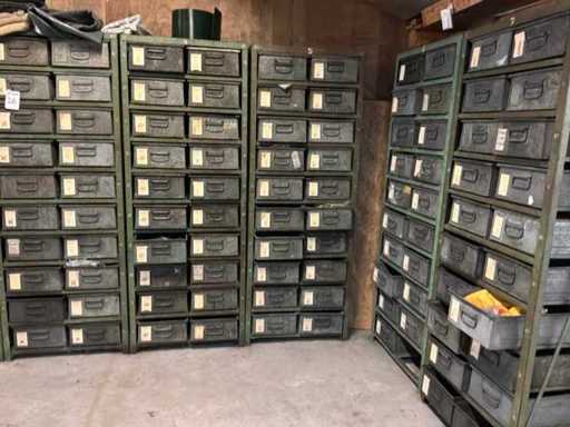 Armoire métallique incluant le contenu (5x)