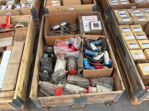 Charge von Industriewerkzeugen und elektrischen Komponenten.