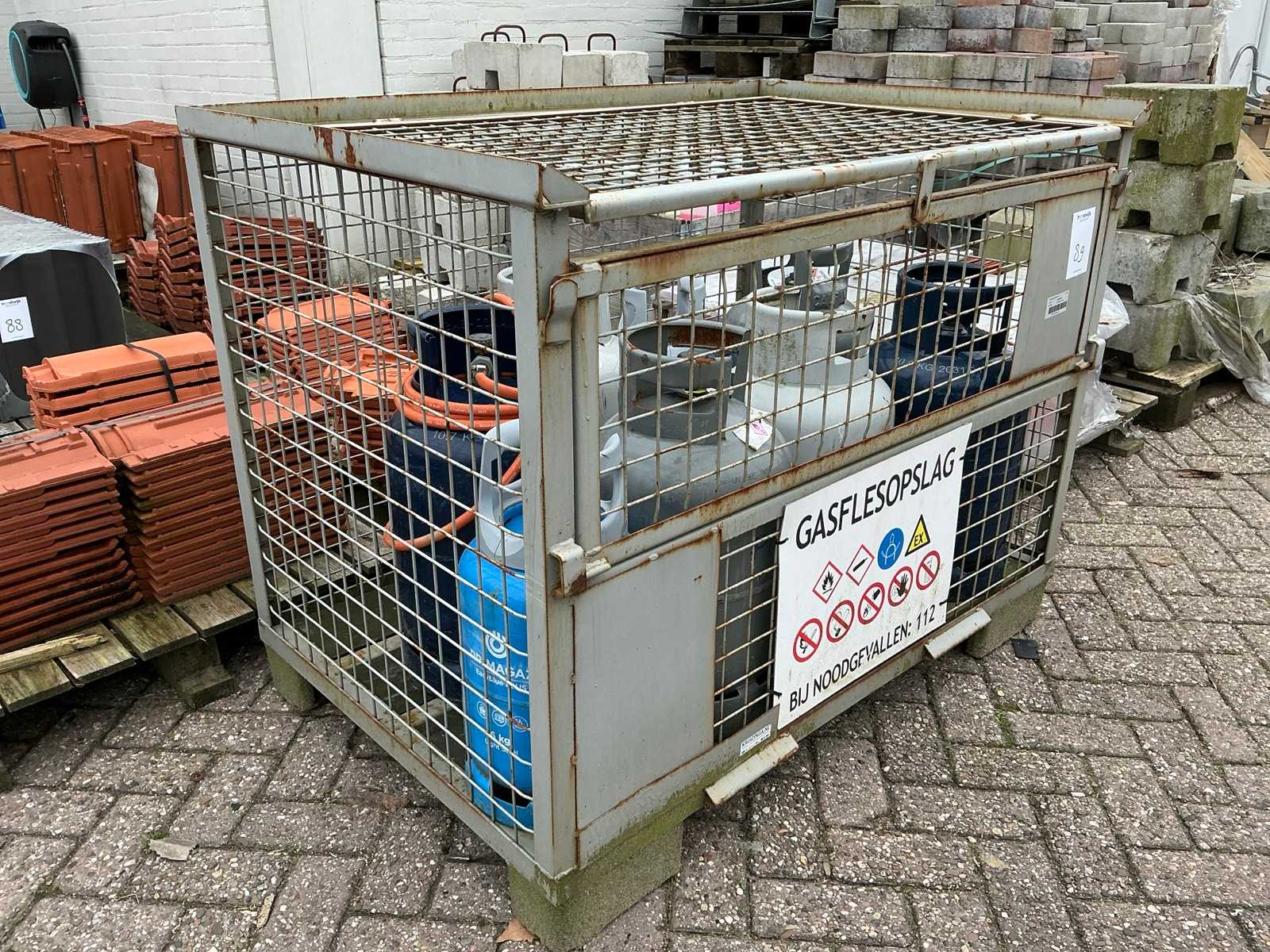KRUIZINGA Pallet cage with gas cylinders