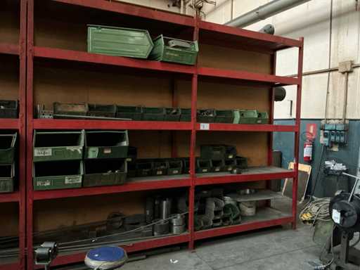 Metalen planken zonder inhoud