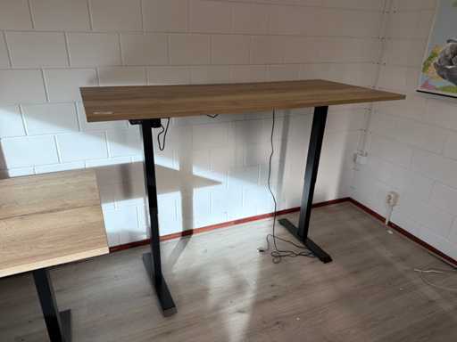 Elektrisch verstellbarer Schreibtisch