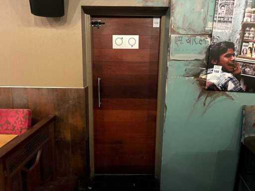 Porte incluant un ferme-porte dorma (3x)