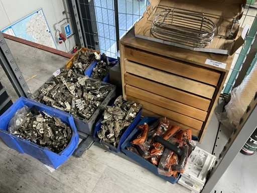 Lot de pièces de meubles et divers