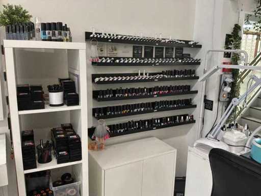 Fête de beauté, maquillage et produits pour ongles
