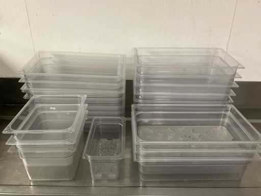 Partia plastikowych pojemników gastronomicznych