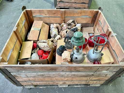 Batch of various lanterns