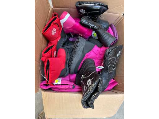 Environ 20 paires de bottes de neige pour enfants