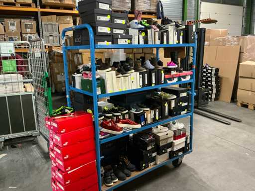 Partia różnych butów dziecięcych, w tym Hip/Converse/Nike/Puma itd. (250x)