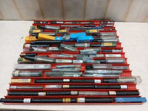 Marques mixtes : Walter, Fraisa, Kyocera, Guhring, SKF Tools, Orion, Adolf Wolter, Kennametal - Assortiment d’outillages pour la métallurgie - Fraises à fraises, outils d’alésage, alérezages et porte-outils variés