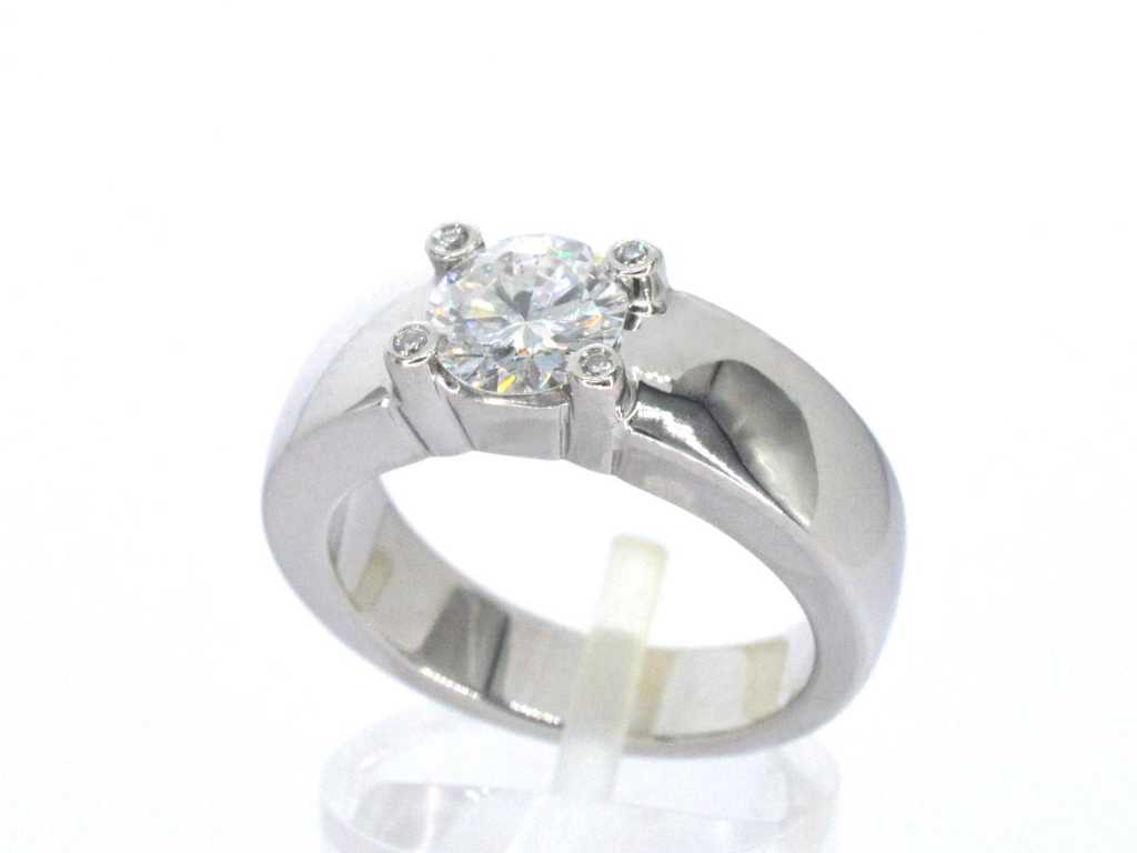 Gouden solitair ring met een grote diamant van 1.20 carat en kleine diamanten