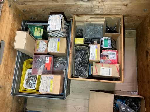 Stâlpi de ?uruburi ?i cuie