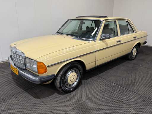 Mercedes-benz - 230 - 200-280 (W123) Oldtimer - 1979