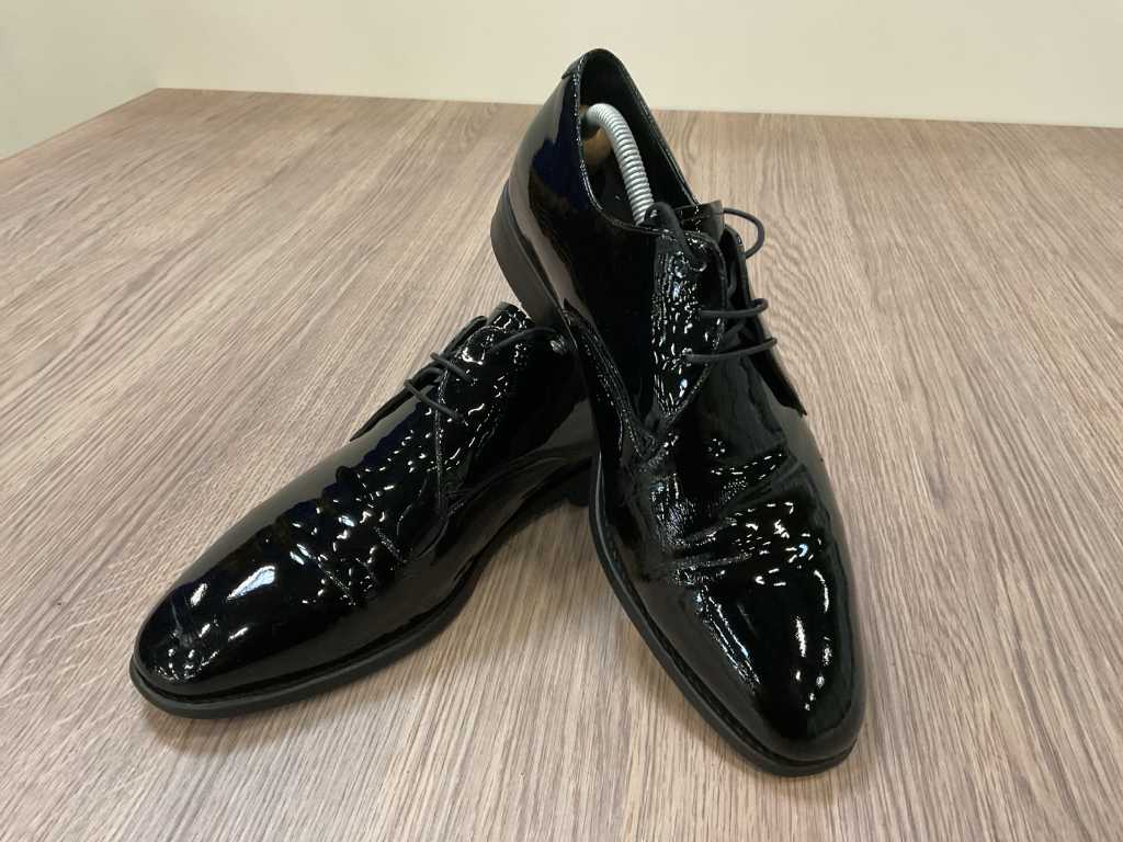 Van Bommel Pair of patent leather shoes (size 42)