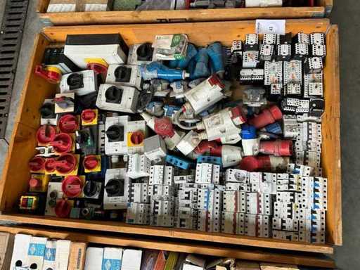 Lotto di materiale per installazioni elettrotecniche