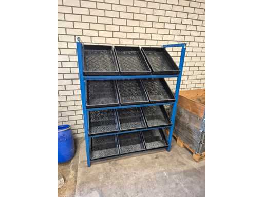 stalen magazijnrek met kratten