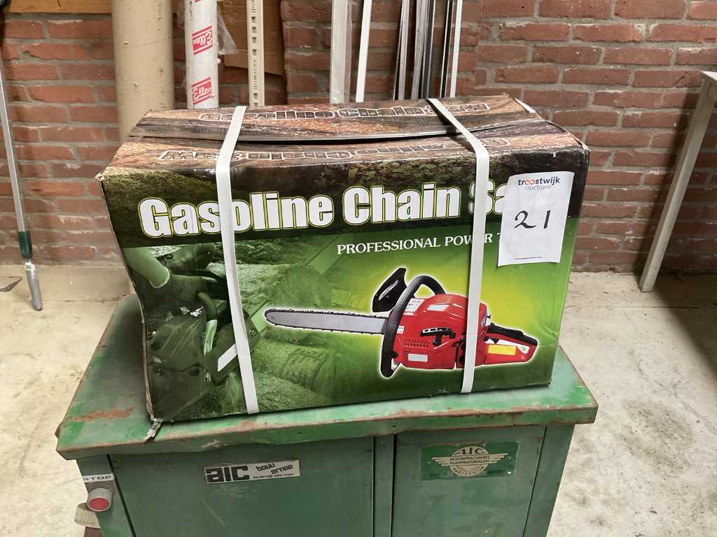 Gasoline chain saw. Kettingzaag