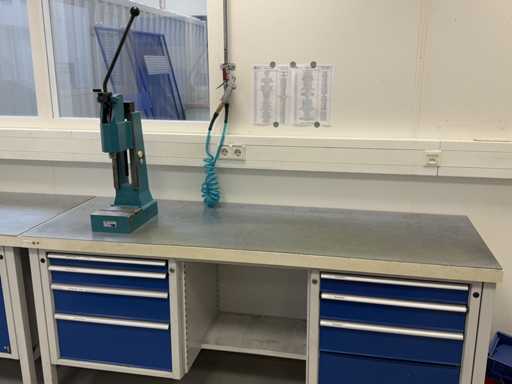   Établi avec contenu