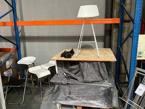 Różne krzesła na patio partyjne