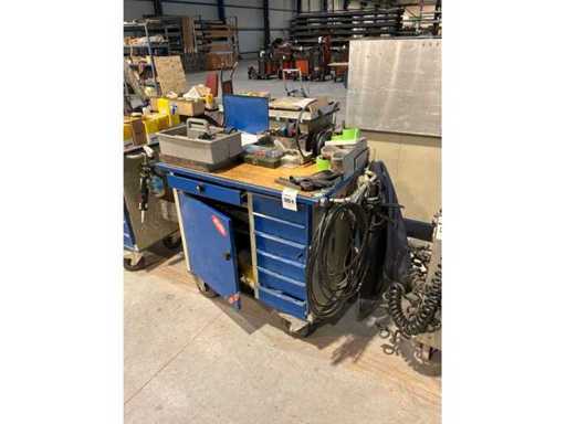 Wózek narzędziowy z treścią